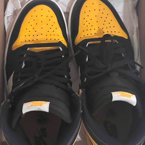 Jordan 1 Sneakers - Picture 4 of 7